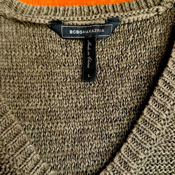 BCBG MAXAZRIA knit short sleeve sweater with fringe and open shoulders. - Picture 3 of 5